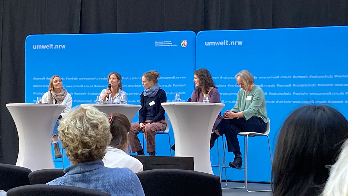 Eine Gesprächsrunde, mehrere Frauen auf einem Podium.