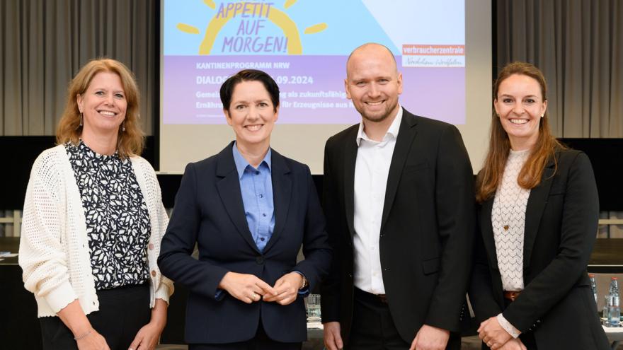 Silke Gorißen, Ministerin für Landwirtschaft und Verbraucherschutz NRW und Vertreter:innen der Verbraucherzentrale NRW